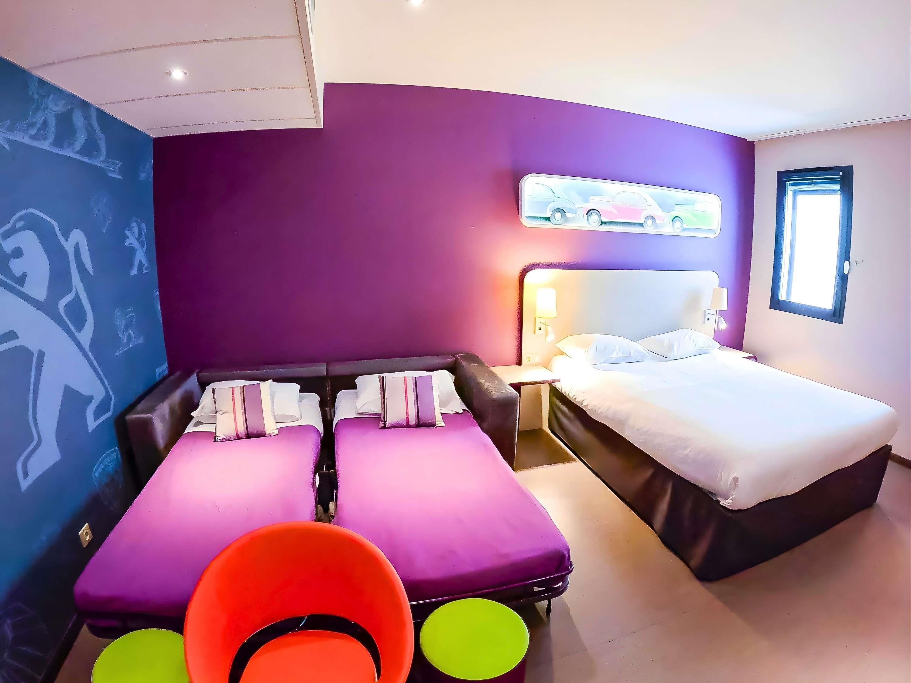 Une chambre d’hôtel équipée d’un lit, d’un bureau, d’une chaise et d’une table de massage.
