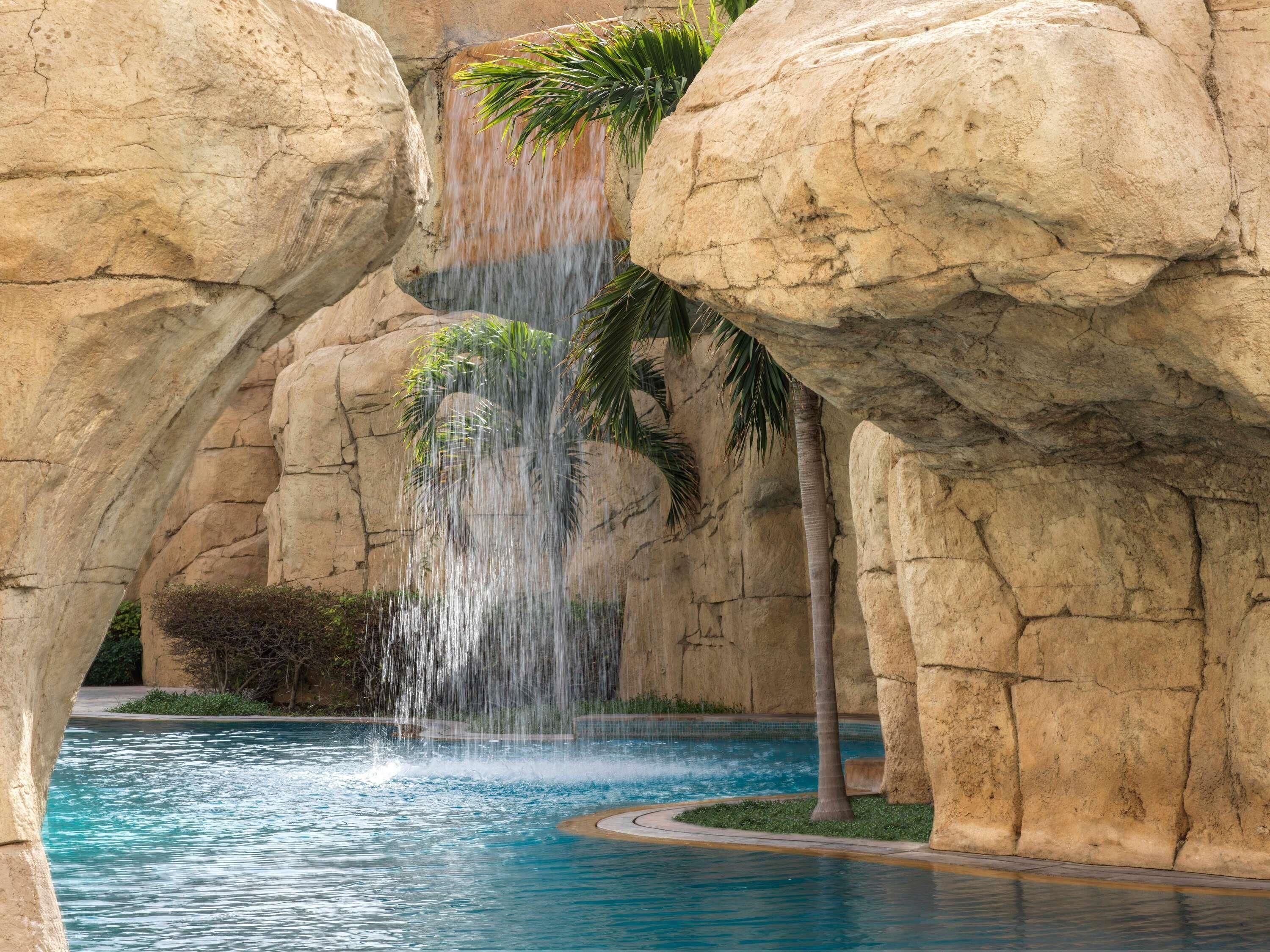 5 piscine all'aperto, cabanas (a pagamento), ombrelloni da piscina
