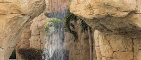 5 piscinas externas, funciona das 9h às 18h, barracas, guarda-sóis