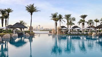 5 AuĂenpools, Cabañas (gegen GebĂŒhr), Sonnenschirme