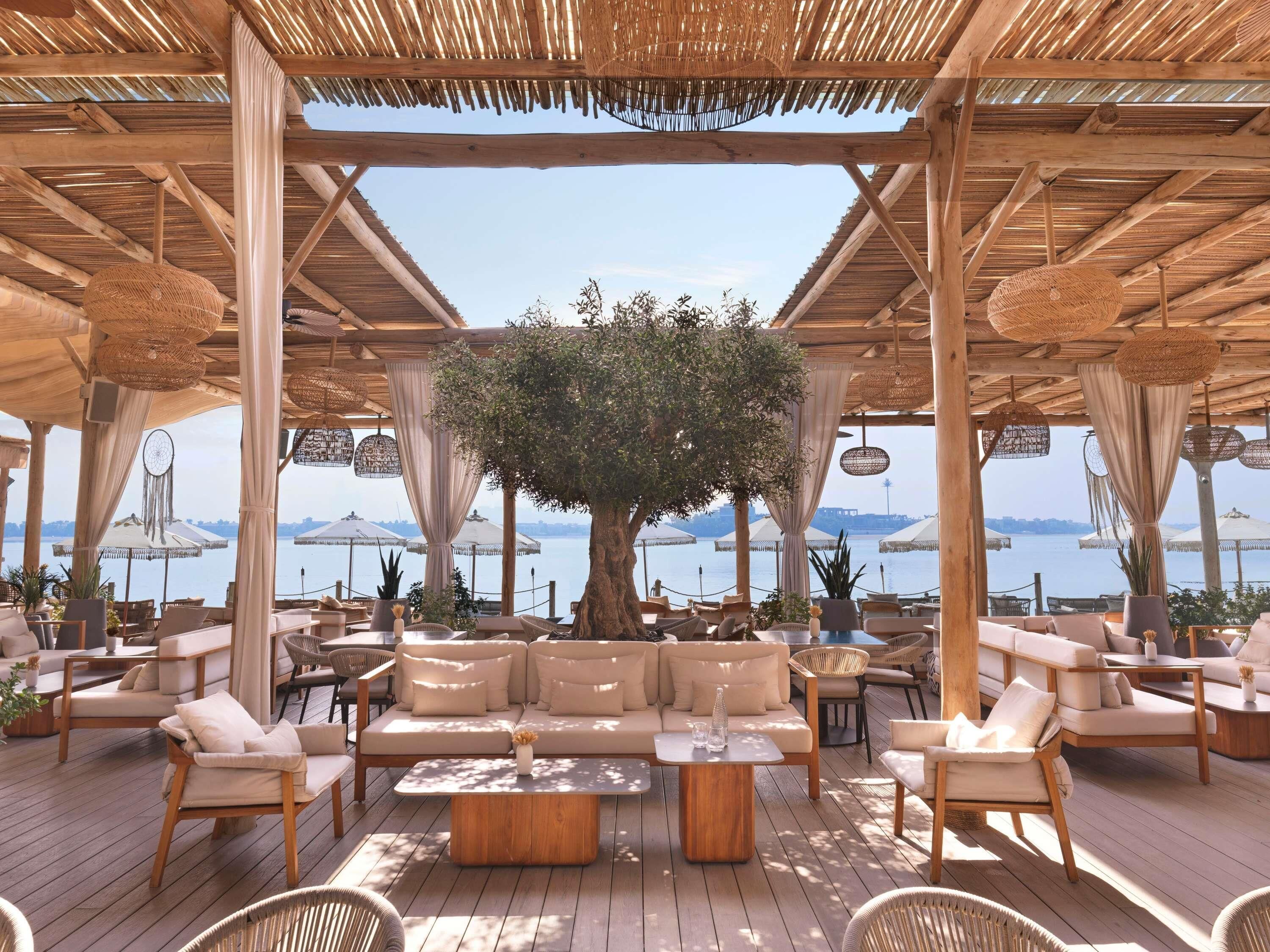 7 restaurants, breakfast, lunch, dinner served; international cuisine