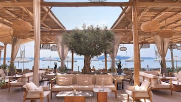 7 restaurants, breakfast, lunch, dinner served; international cuisine