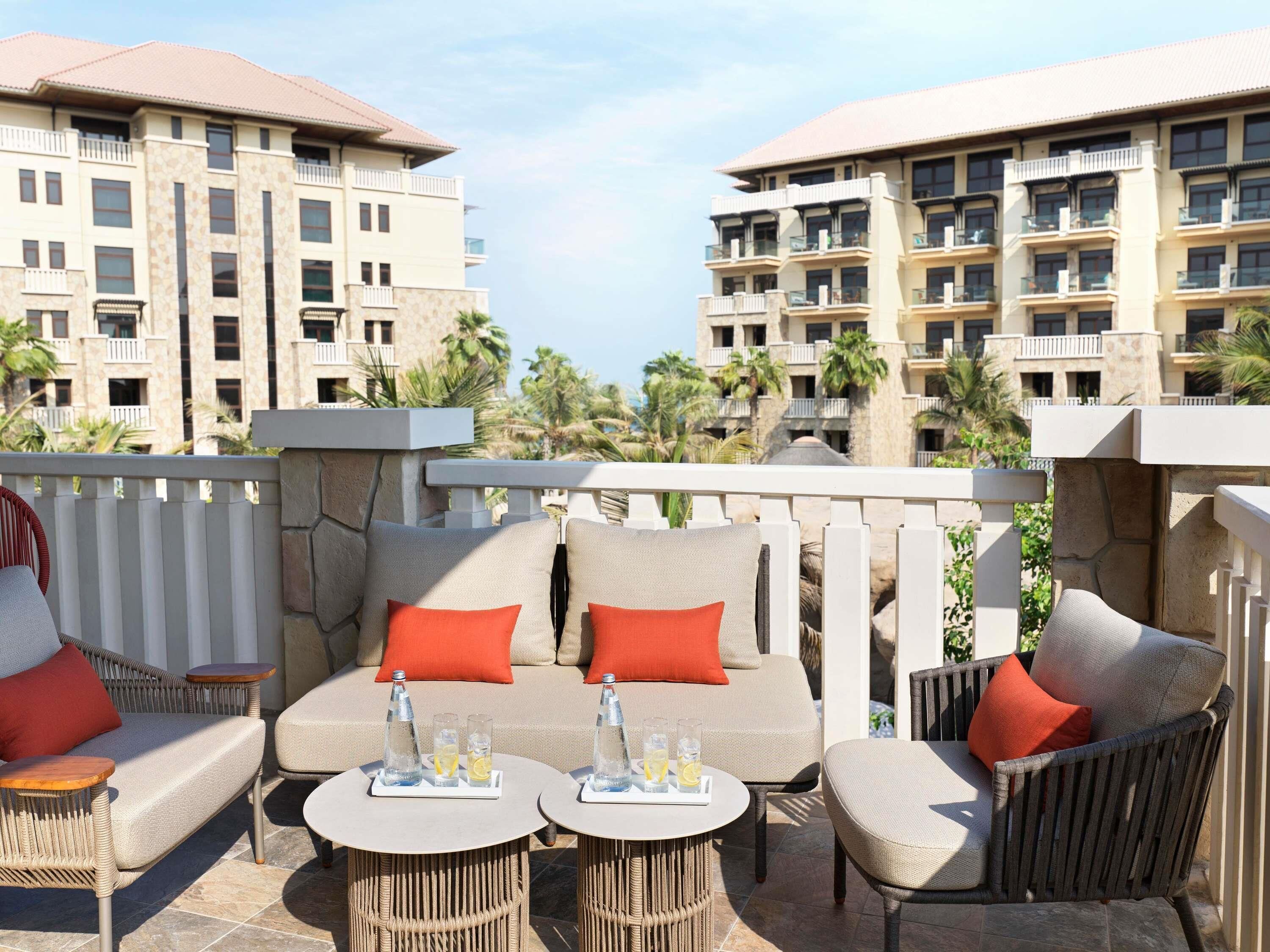 Signature Suite, 1 King Bed with Sofa bed, Resort View (1 bedroom - Palm), Adults Only | Egyptinpuuvillaiset lakanat, ylelliset vuodevaatteet, minibaari