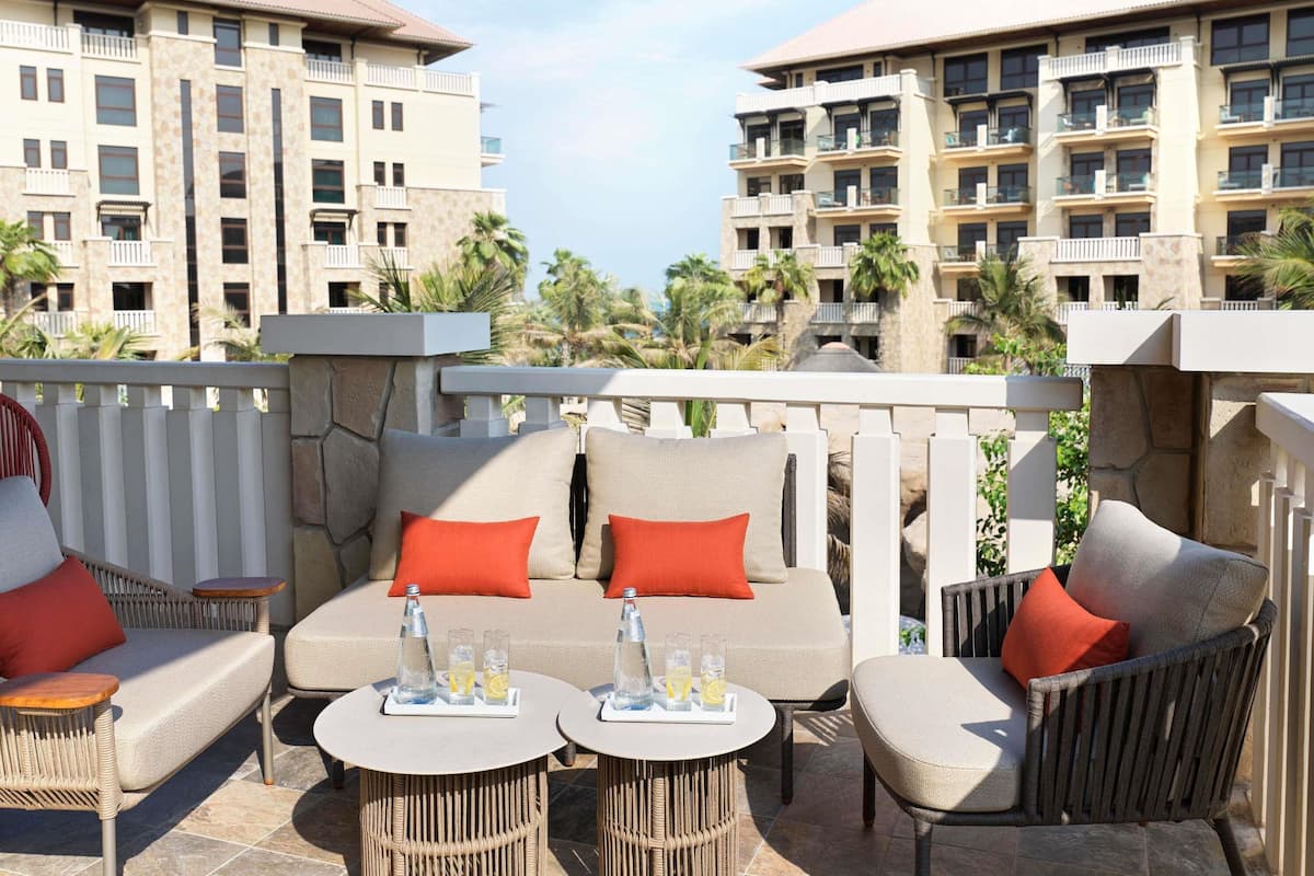 Signature Suite, 1 King Bed with Sofa bed, Resort View (1 bedroom - Palm), Adults Only | Bettwäsche aus ägyptischer Baumwolle, hochwertige Bettwaren, Minibar