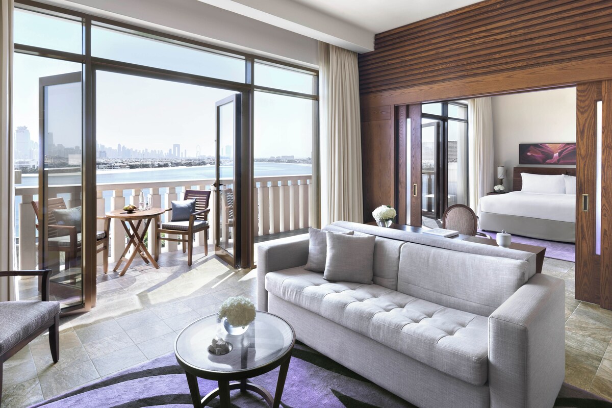 Egyptian cotton sheets, premium bedding, minibar, in-room safe