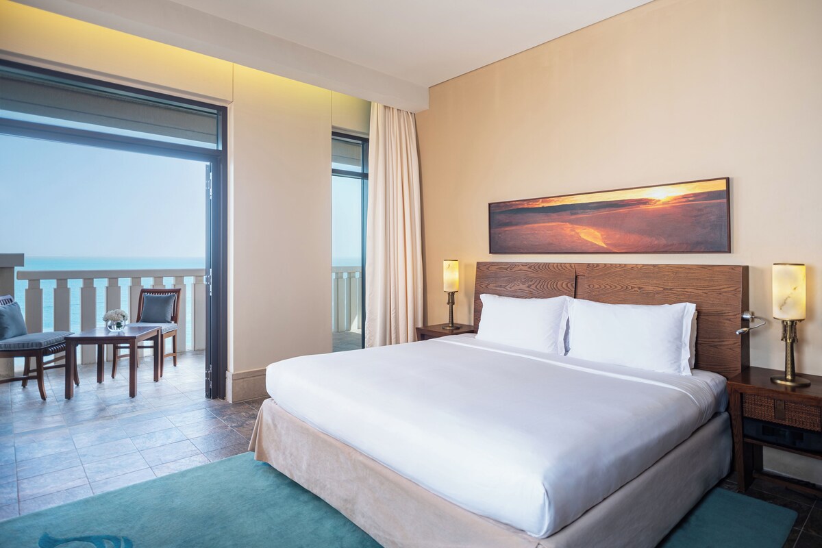 Egyptian cotton sheets, premium bedding, minibar, in-room safe