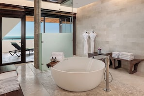 Suite, 4 slaapkamers, terras (The Palm) | Badkamer | Een aparte badkuip en douche, een regendouche