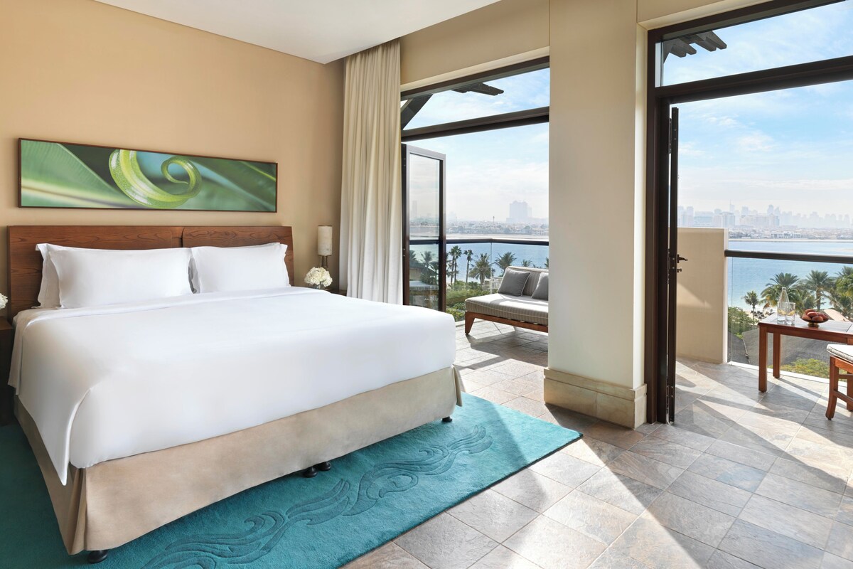 Egyptian cotton sheets, premium bedding, minibar, in-room safe