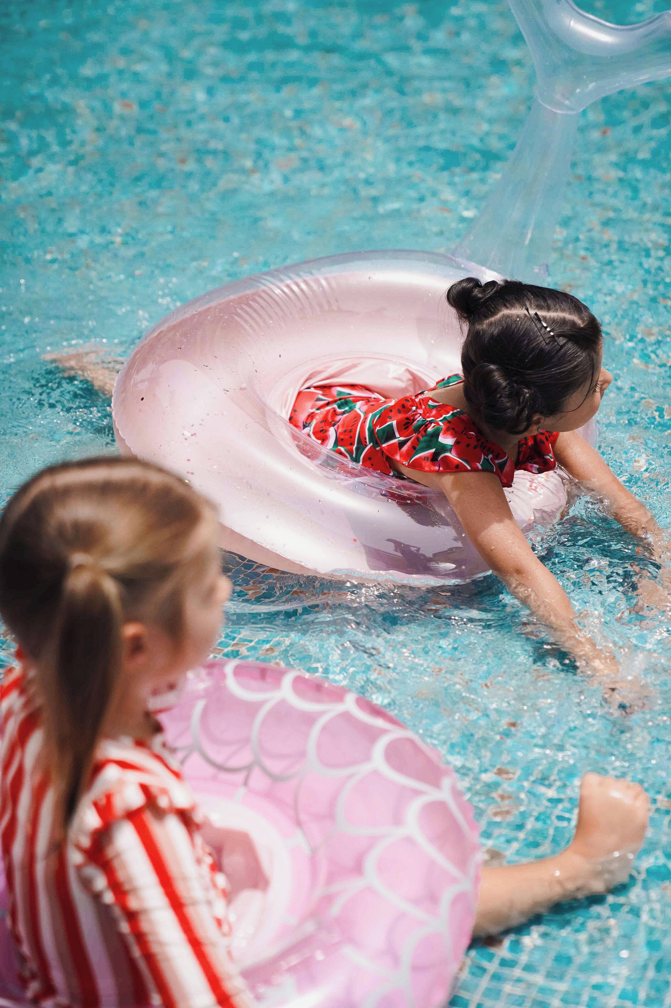 5 outdoor pools, open 9:00 am to 6:00 pm, pool cabanas (surcharge)