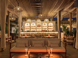 6 bar/lounge, 2 bar a bordo piscina, bar sulla spiaggia