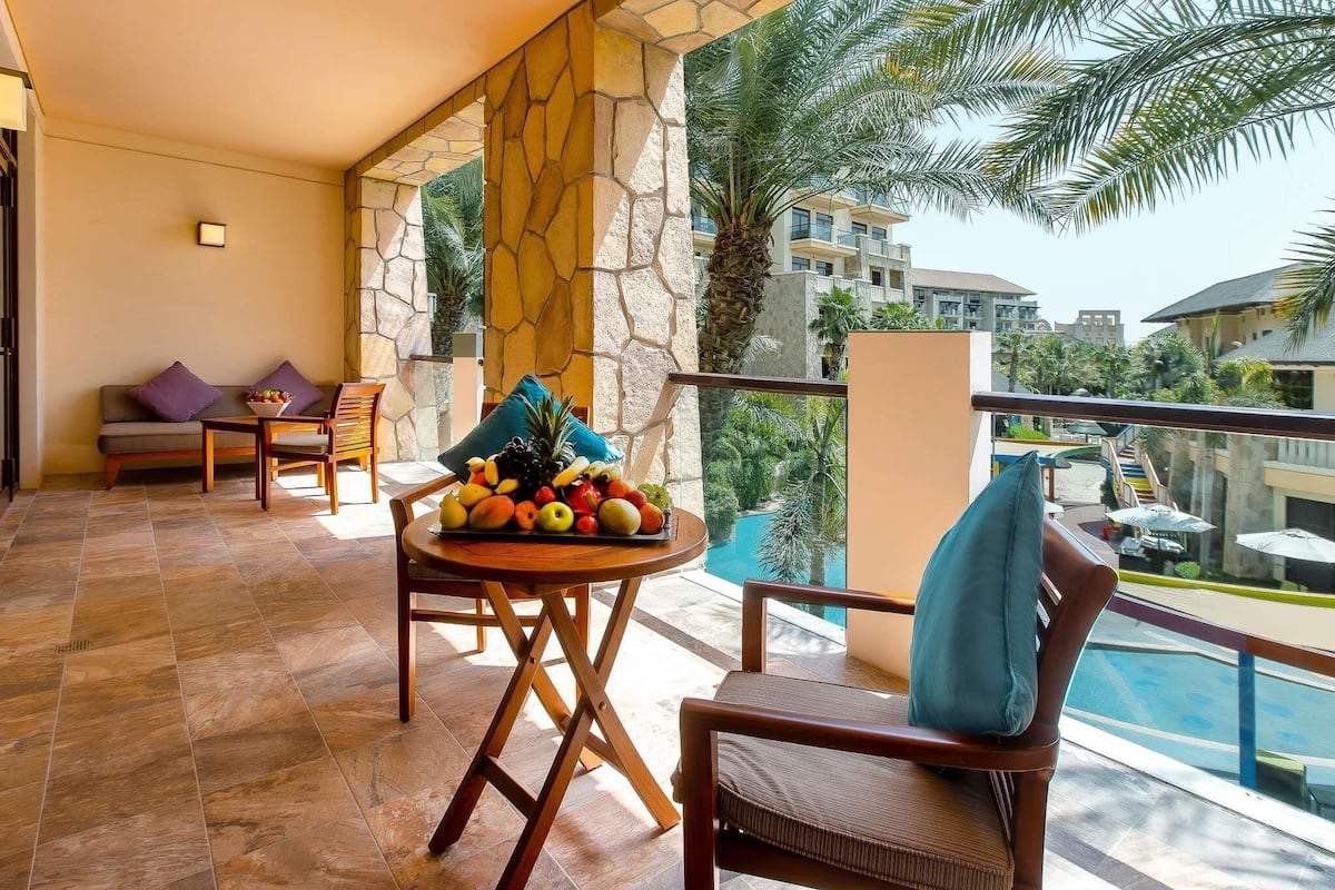 Junior Suite, 1 King Bed with Sofa bed, Balcony (Club Access) | Egyptian cotton sheets, premium bedding, minibar, in-room safe