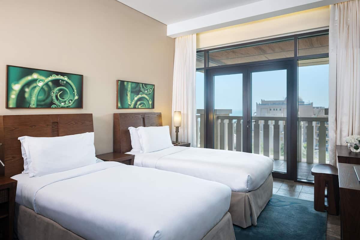 Apartamento familiar, 3 habitaciones, cocina, vistas al mar | Sábanas de algodón egipcio, ropa de cama de alta calidad, minibar