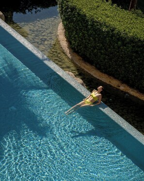 5 outdoor pools, open 9:00 AM to 6:00 PM, cabanas (surcharge)