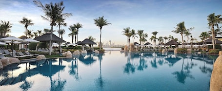 5 piscinas al aire libre, camas de piscina con cargo, sombrillas