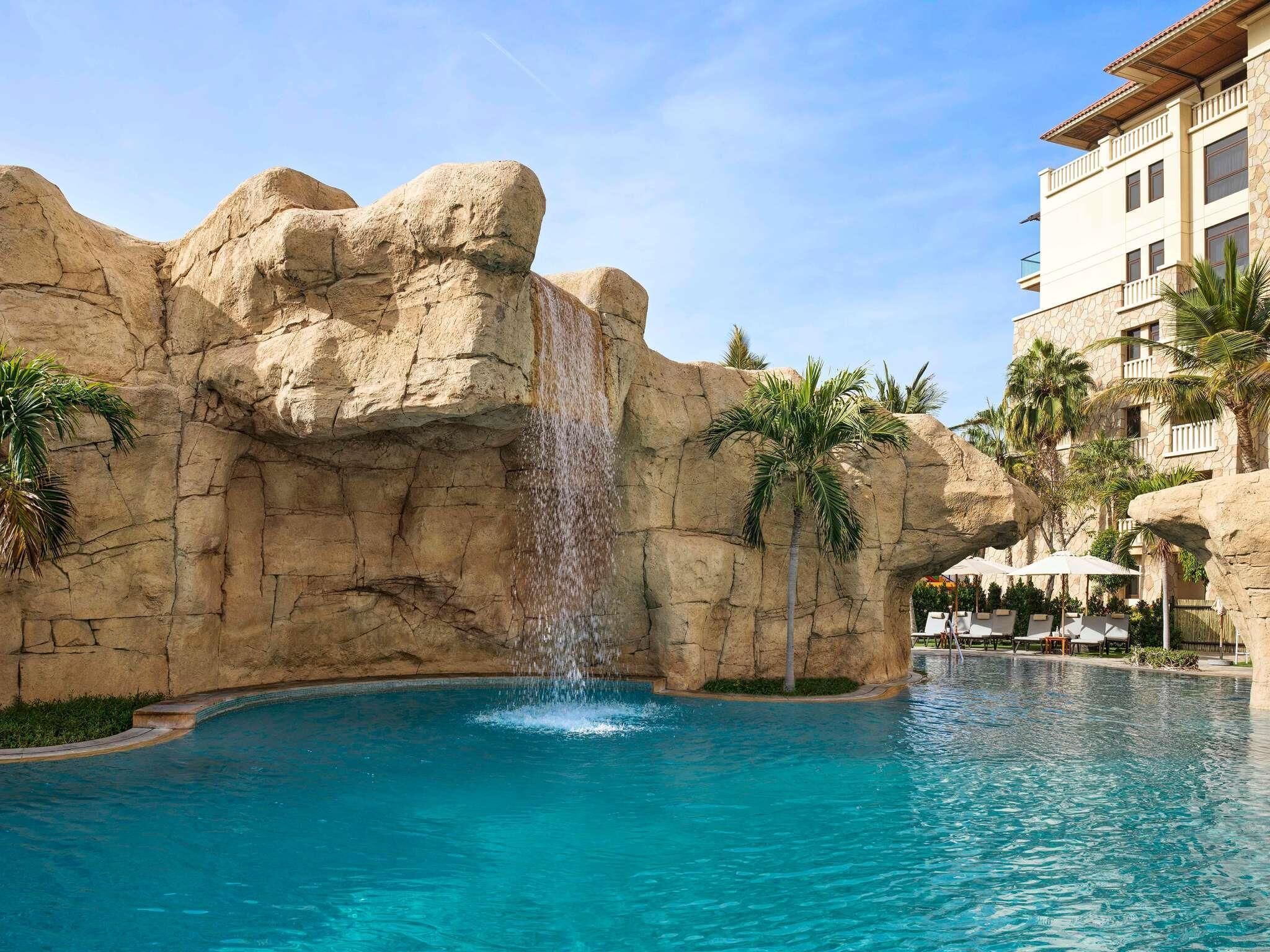 5 outdoor pools, open 9:00 AM to 6:00 PM, pool cabanas (surcharge)