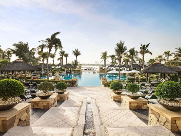 5 piscinas al aire libre, cabañas de piscina (de pago), sombrillas