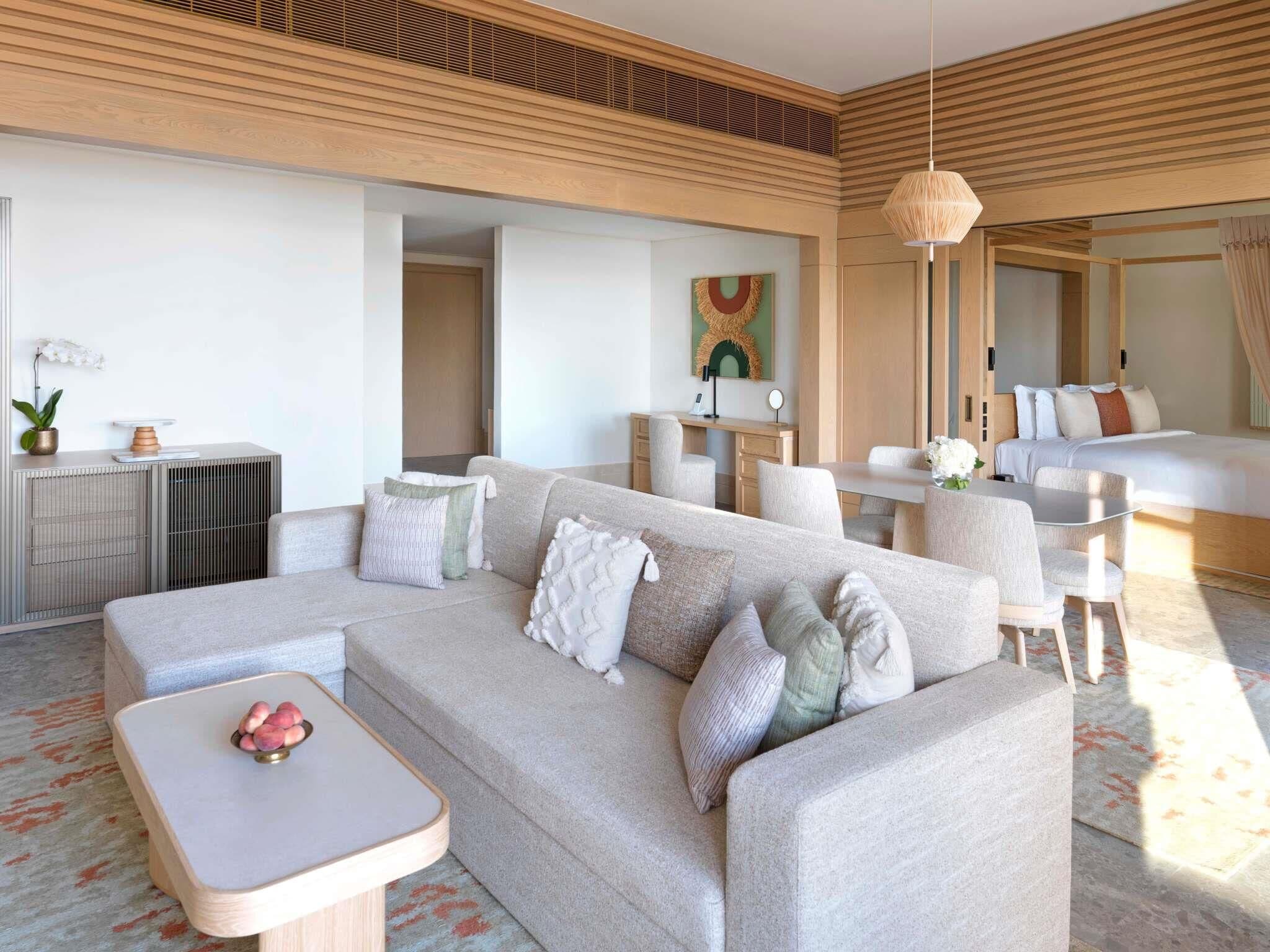 Signature Suite, 1 King Bed with Sofa bed, Resort View (1 bedroom - Palm), Adults Only | Egyptinpuuvillaiset lakanat, ylelliset vuodevaatteet, minibaari