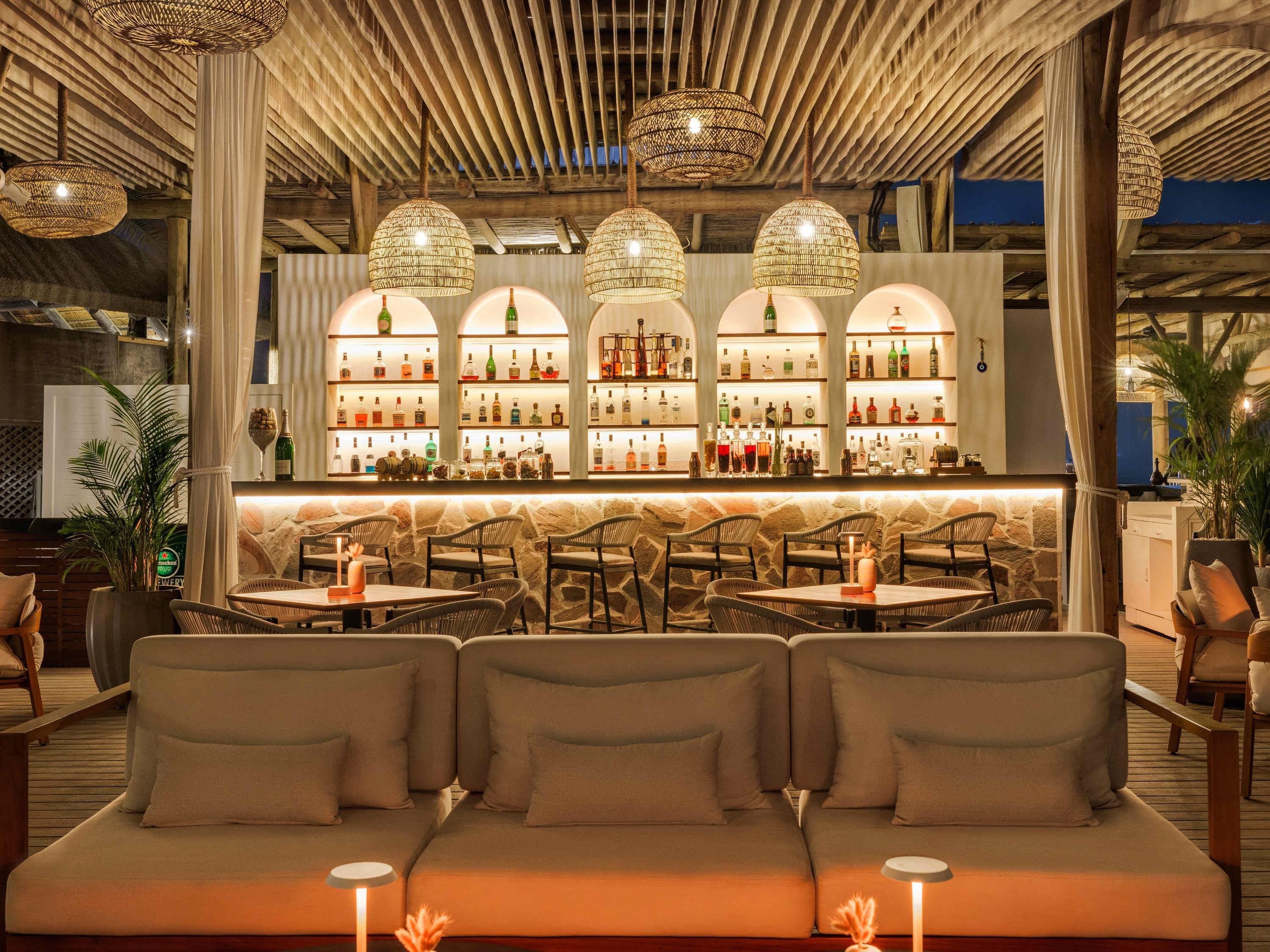 Bar (trong khuôn viên)