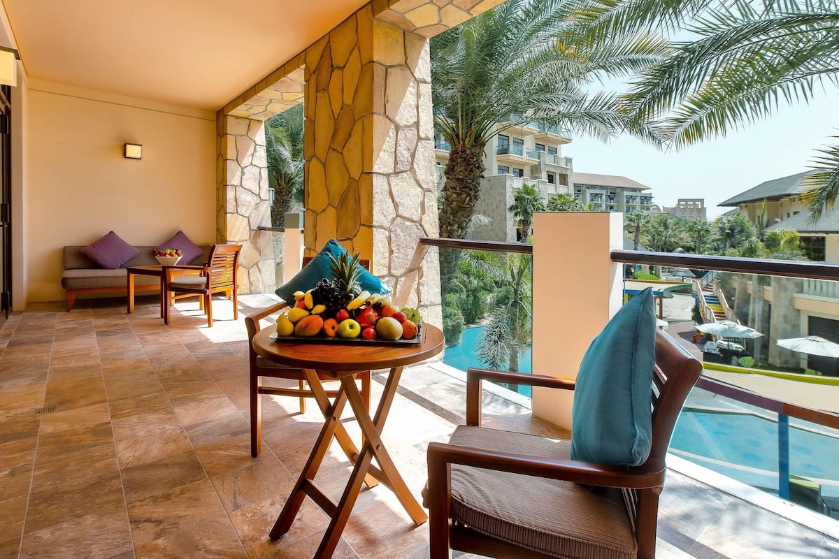 Junior Suite, 1 King Bed with Sofa bed, Balcony (Club Access)