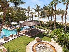Deluxe-huvila, 4 makuuhuonetta, yksityinen uima-allas, rannalla (Riviera) | Egyptinpuuvillaiset lakanat, ylelliset vuodevaatteet, minibaari