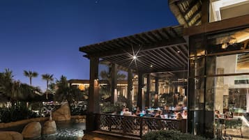 7 restaurantes, se sirven desayunos, comidas y cocina internacional