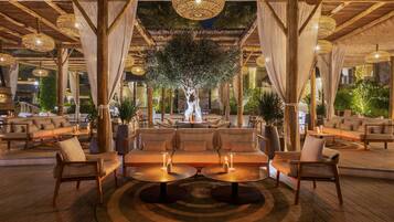 6 bars/lounges, 2 poolside bars, beach bar