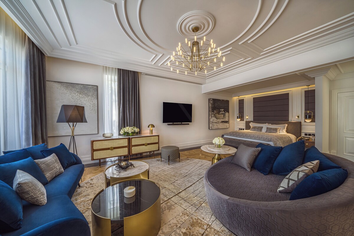 Egyptian cotton sheets, premium bedding, minibar, in-room safe