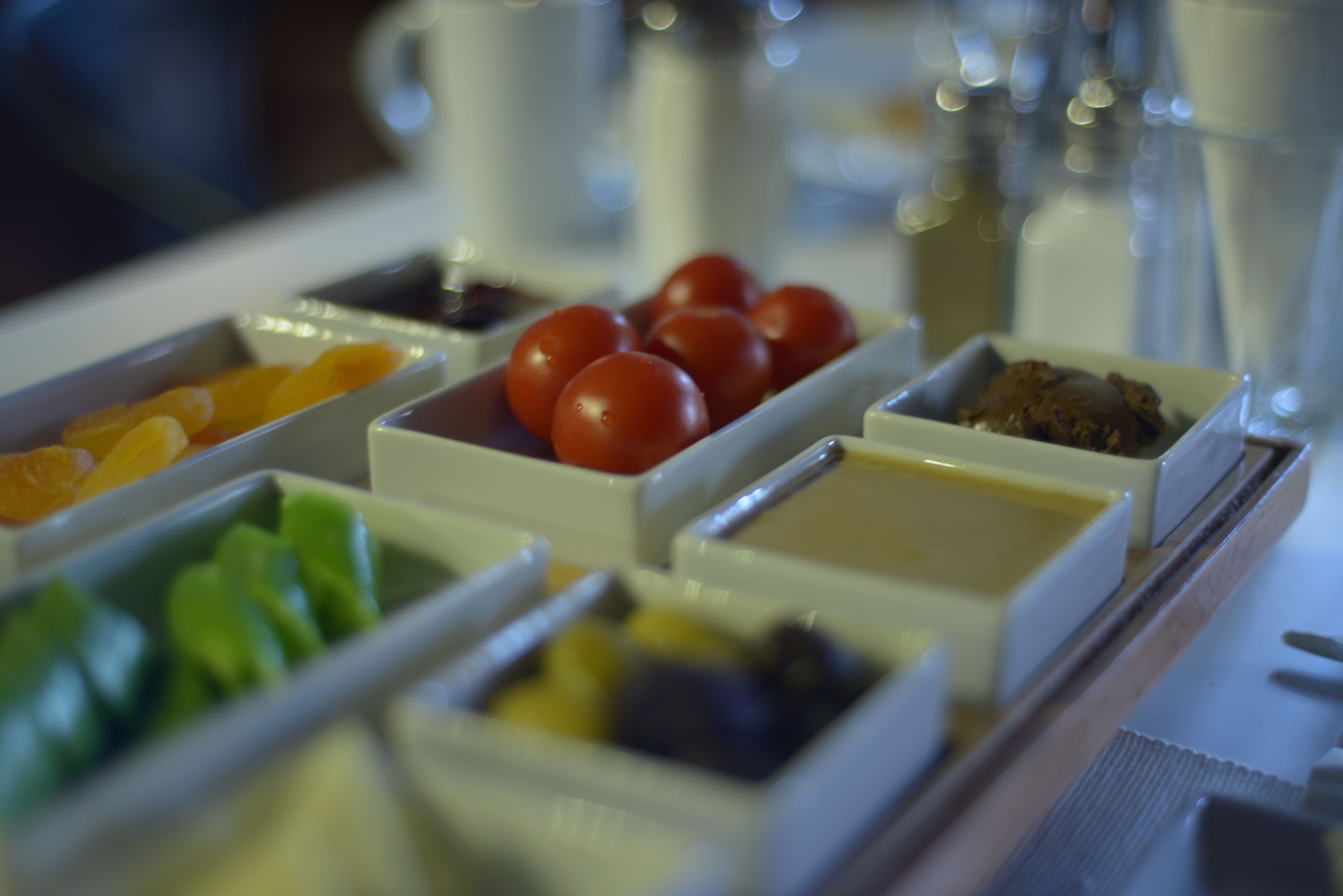 Un bufé de desayuno con diferentes alimentos en recipientes separados.