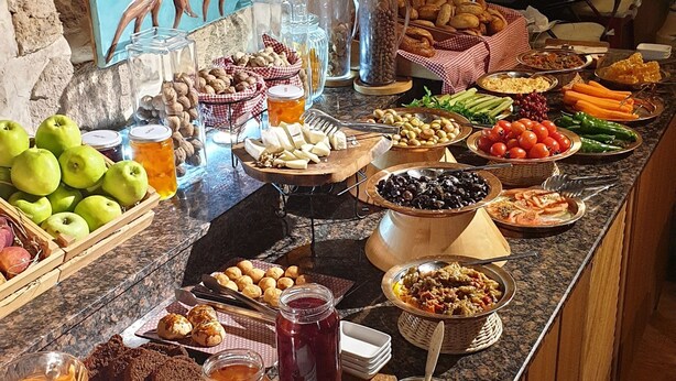 Una mesa de buffet con diversos alimentos y bebidas.