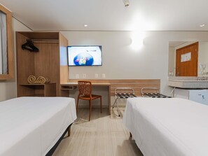 Apartamento estándar, 2 camas individuales | Minibar, caja fuerte, escritorio y cortinas opacas