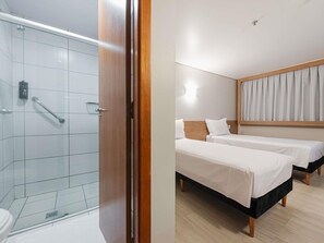 Minibar, caja de seguridad en la habitación y escritorio 