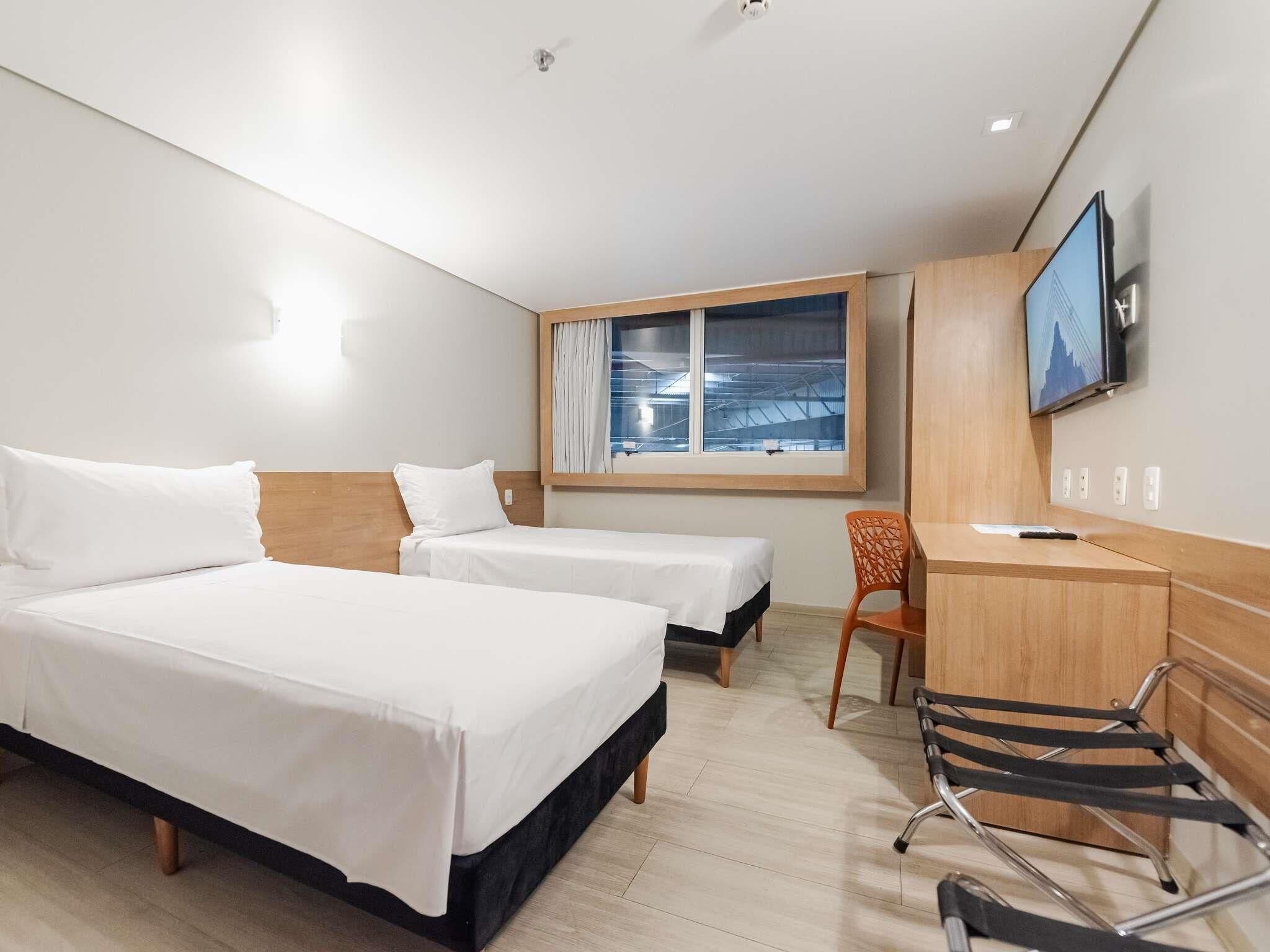 Departamento estándar, 2 camas individuales | Minibar, caja de seguridad en la habitación y escritorio 