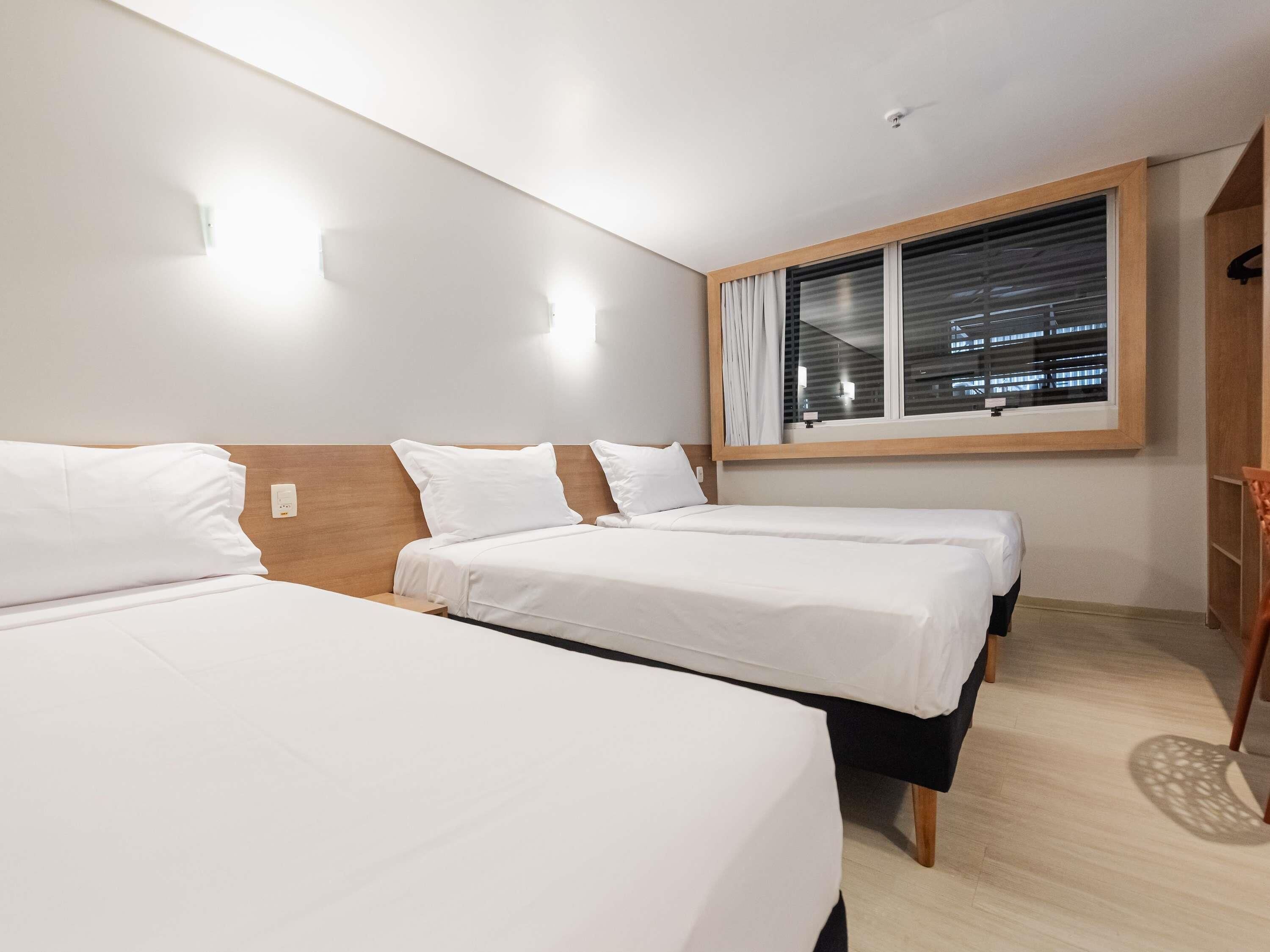 Standaard appartement, 3 eenpersoonsbedden | Een minibar, een kluis op de kamer, een bureau, verduisterende gordijnen