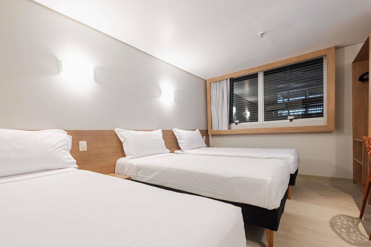 Minibar, coffres-forts dans les chambres, bureau, rideaux occultants