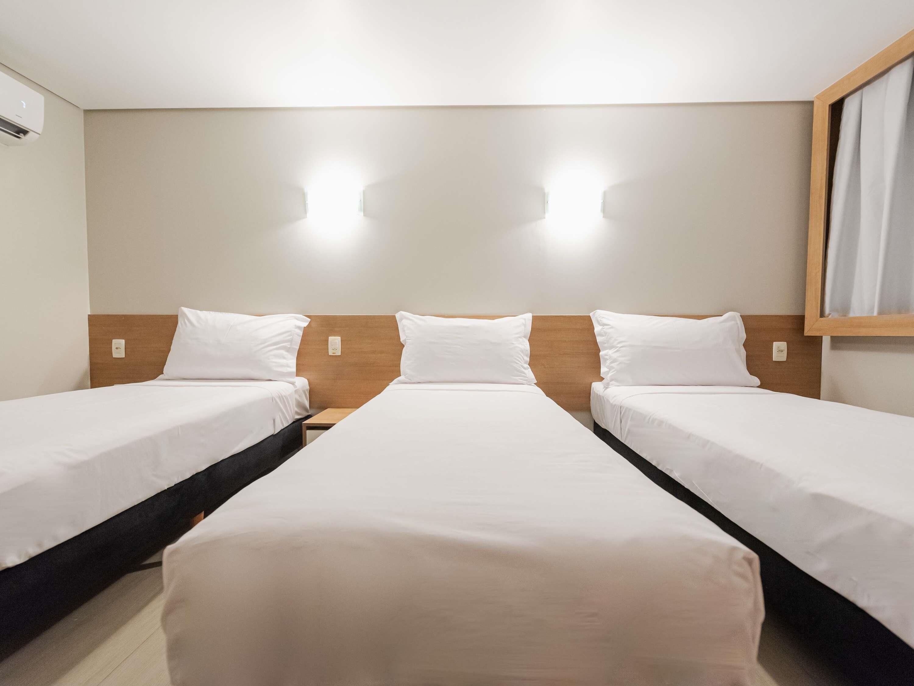 标准公寓, 3 张单人床 | 迷你吧、客房内保险箱、办公桌、遮光窗帘