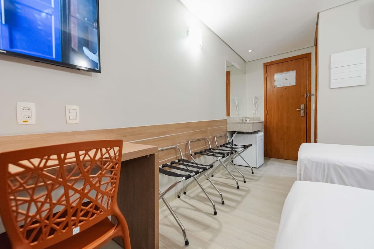 Frigobar, cofres nos quartos, escrivaninha, cortinas blackout