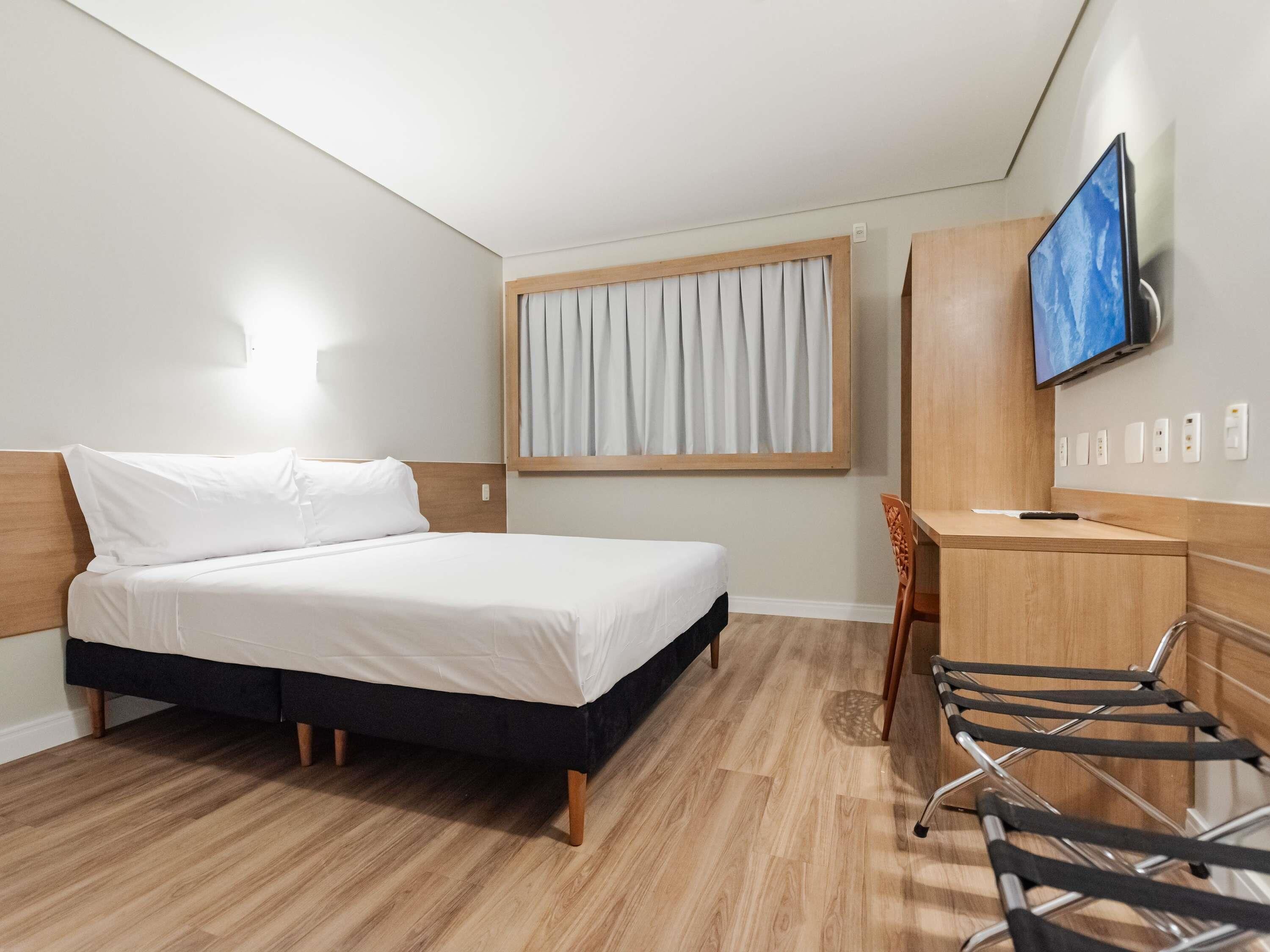 Standaard appartement, 1 tweepersoonsbed | Een minibar, een kluis op de kamer, een bureau, verduisterende gordijnen