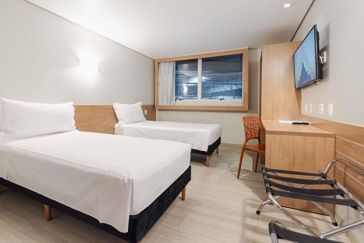 Minibar, coffres-forts dans les chambres, bureau, rideaux occultants