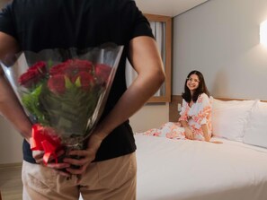 Een minibar, een kluis op de kamer, een bureau, verduisterende gordijnen