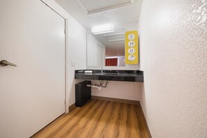 Regadera, secadora de cabello, toallas 