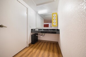 Ducha, secador de pelo y toallas