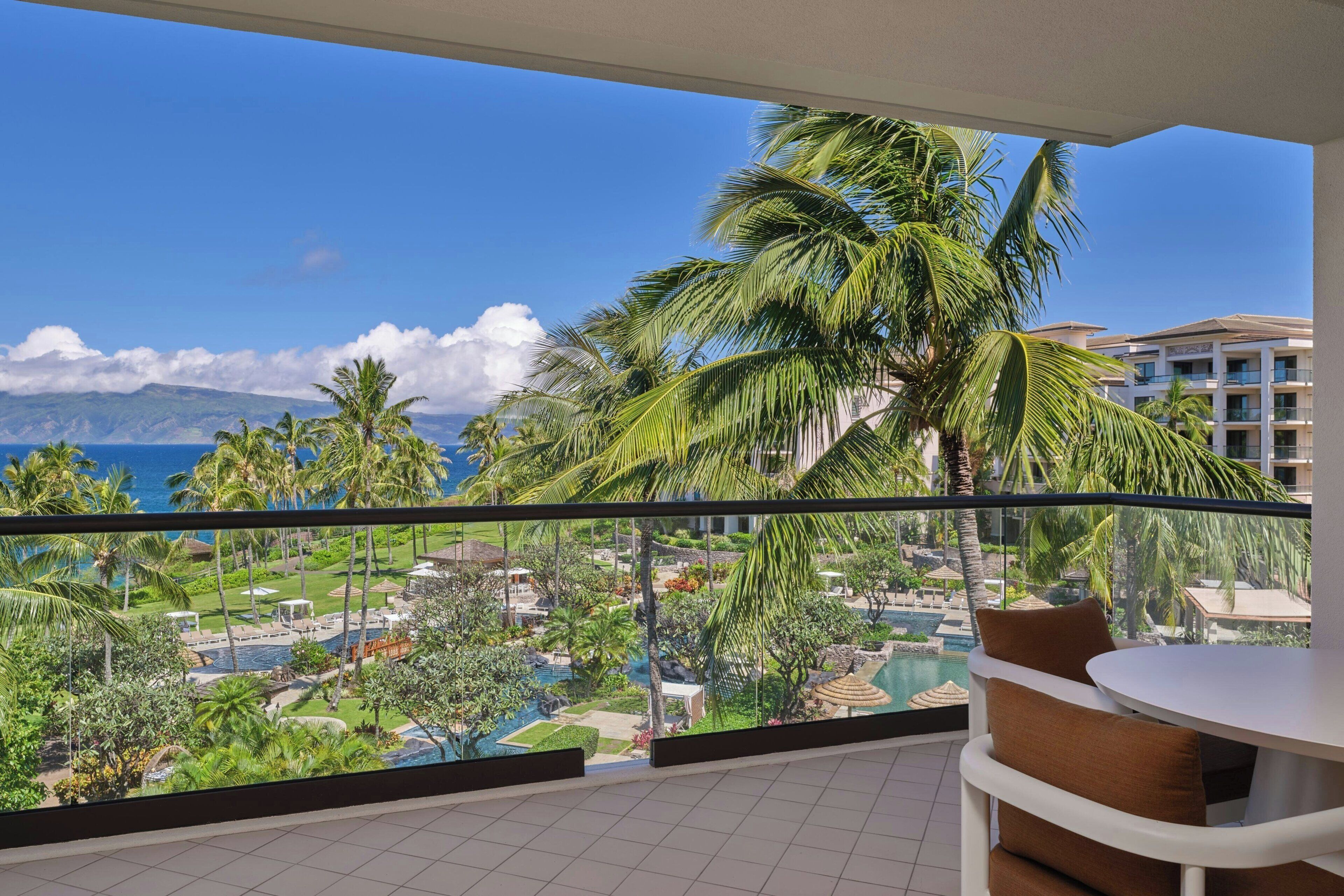 Bộ đồ giường cao cấp, két bảo mật tại phòng, bàn 