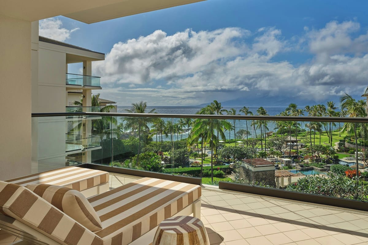 Premium bedding, in-room safe, desk, laptop workspace