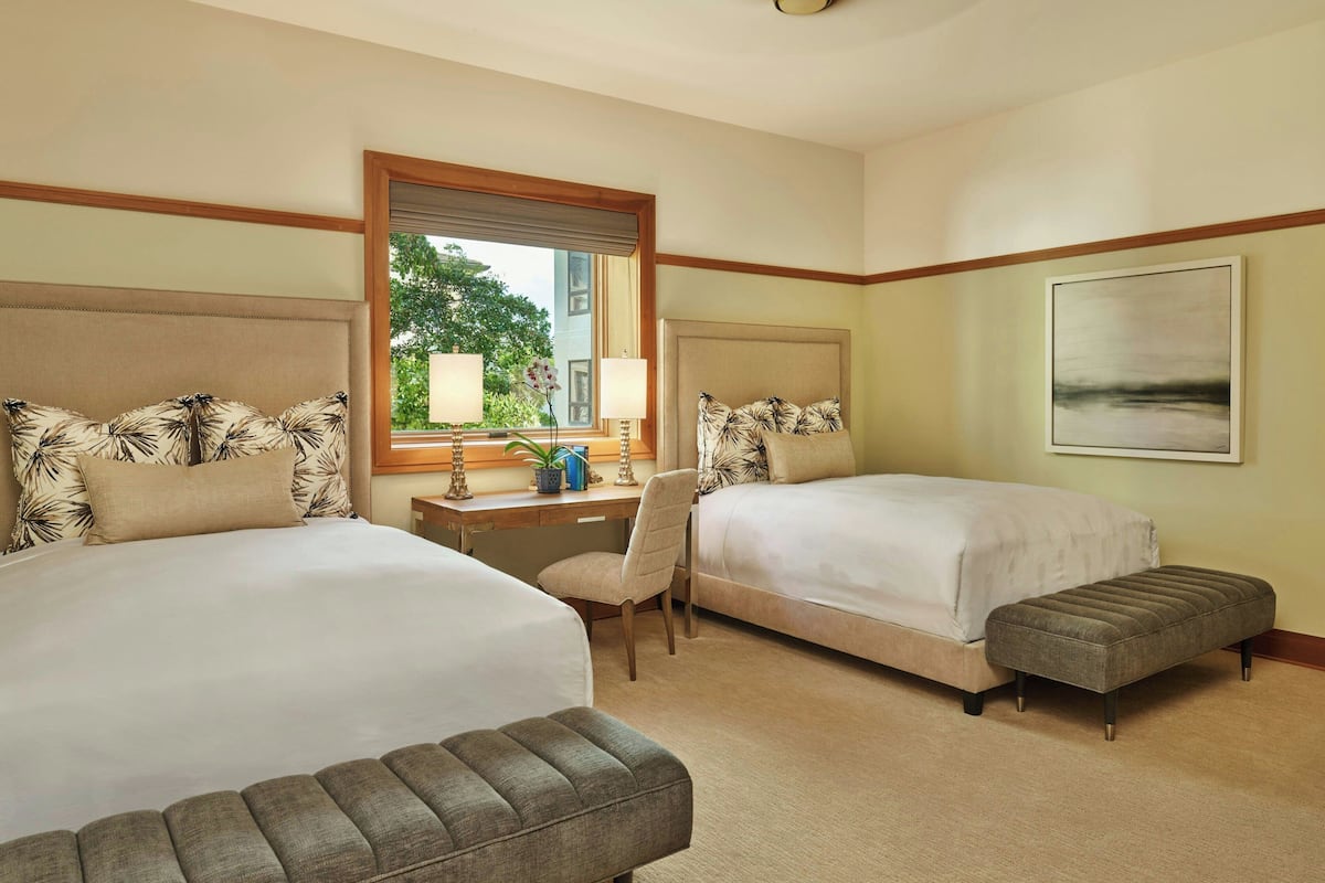 Sängtillbehör av högsta kvalitet och värdeförvaringsskåp på rummet