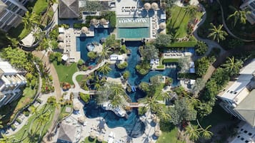 Utendørsbasseng, bassengparasoller og solsenger