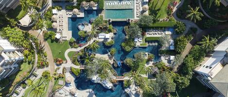 Piscine extérieure, parasols, chaises longues