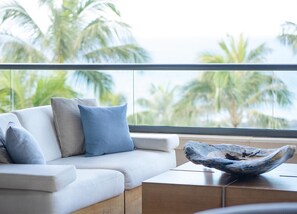 Premium bedding, in-room safe, desk, laptop workspace - Montage Kapalua Bay (Lahaina)