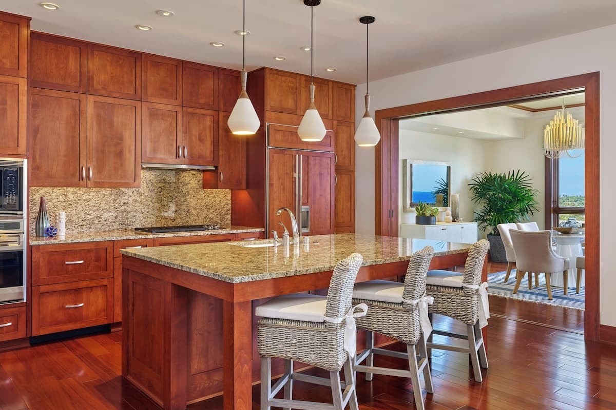 Stort kylskåp, mikrovågsugn, spishäll och diskmaskin