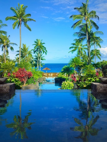 Außenpool, Sonnenschirme, Liegestühle