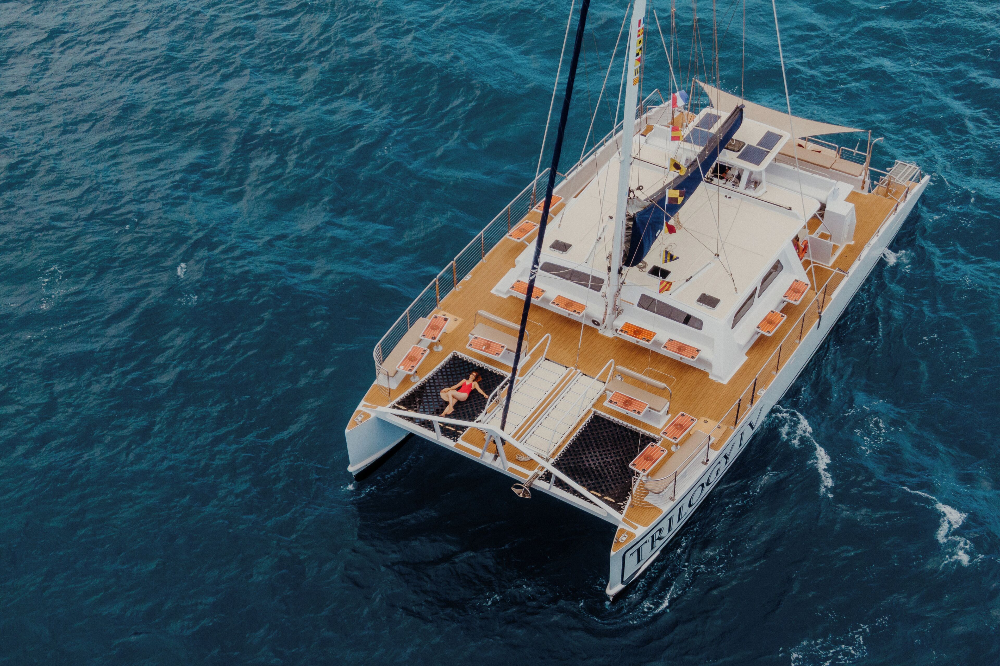 På stranden, strandhåndklær, snorkling og surfing